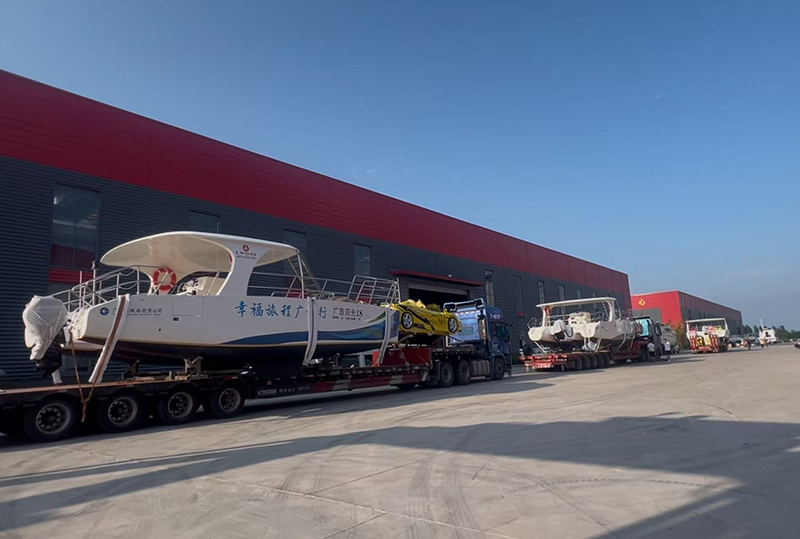 Lawada သည် CatamArsans သုံးခု, ရေအားကစားကား 2 စီးနှင့်သာယာလှပသည့်အစက်အပြောက်အတွက်ဂျက်လေယာဉ်နှစ်စီး