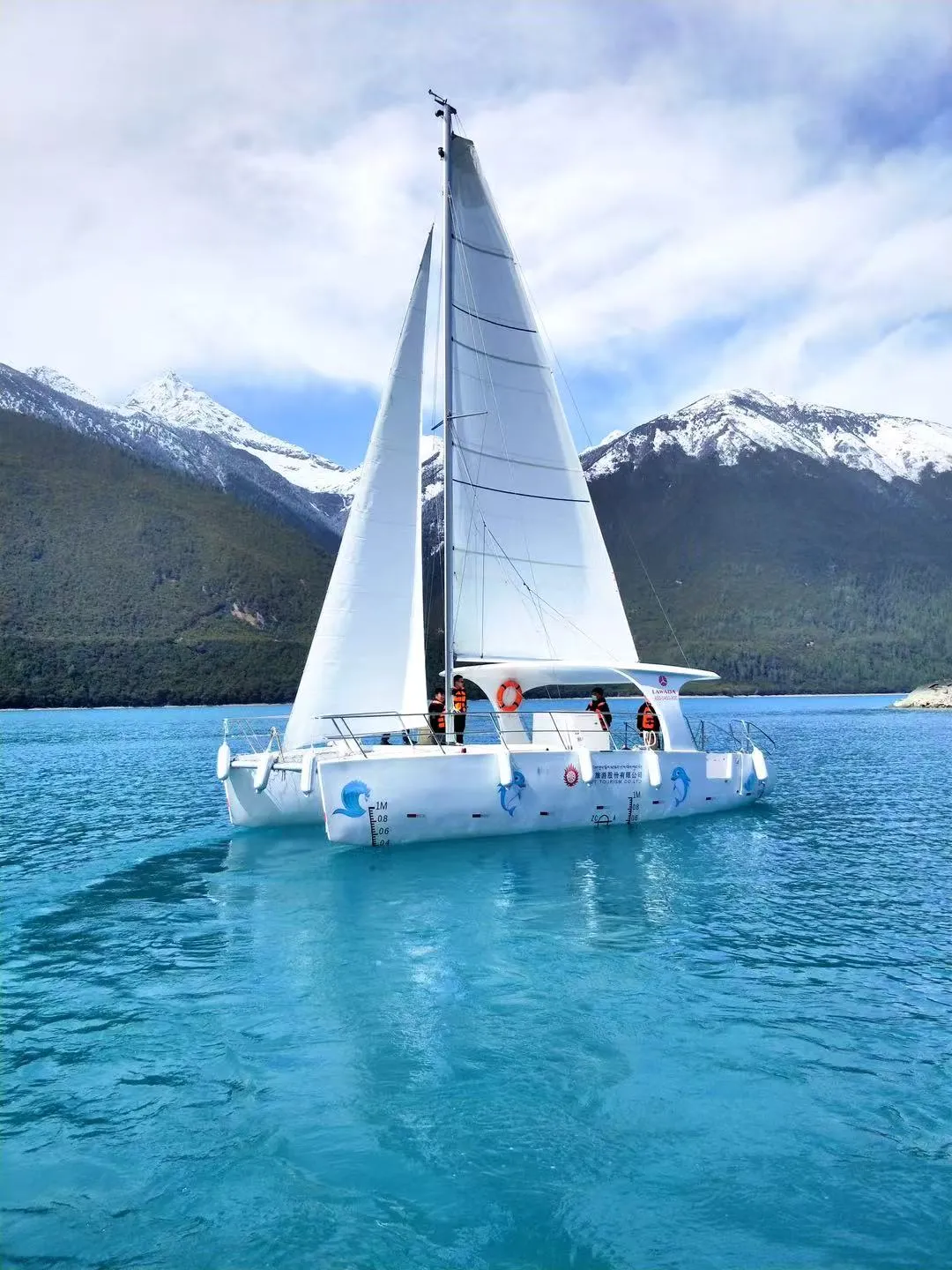အဘယ်ကြောင့် Catamaran ရွက်လှေများကို ဤကဲ့သို့ ပုံစံထုတ်ထားသနည်း။